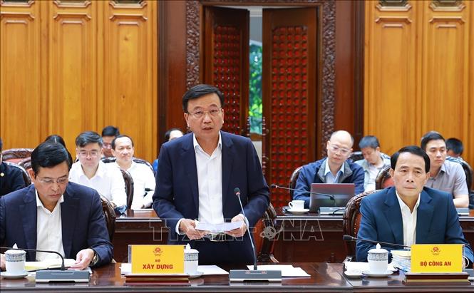 Thứ trưởng Bộ Xây dựng Nguyễn Danh Huy báo cáo tình hình triển khai các dự án đường sắt. Ảnh: Dương Giang-TTXVN 
