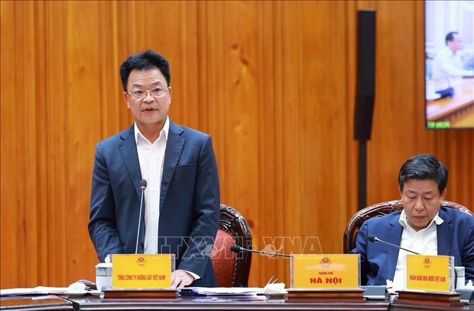 Chủ tịch Tổng Công ty Đường sắt Việt Nam Đặng Sỹ Mạnh báo cáo tiến độ triển khai các dự án đường sắt. Ảnh: Dương Giang-TTXVN 
