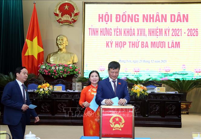 Các đại biểu HĐND tỉnh bầu bổ sung Ủy viên UBND tỉnh khóa XVII, nhiệm kỳ 2021 - 2026. Ảnh: Nguyễn Công Hải - TTXVN