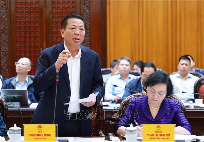 Bộ trưởng Bộ Xây dựng Trần Hồng Minh báo cáo tình hình thực hiện các dự án đường sắt. Ảnh: Dương Giang-TTXVN 