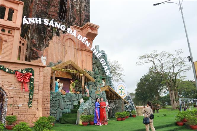 Nhiều người dân đến tham quan chụp hình lưu niệm. Ảnh: Tường Vi - TTXVN