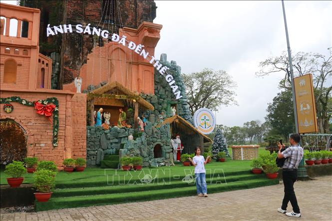 Nhiều người dân đến tham quan chụp hình lưu niệm. Ảnh: Tường Vi - TTXVN