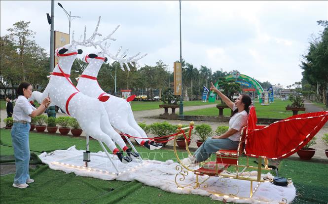 Nhiều người dân đến tham quan chụp hình lưu niệm. Ảnh: Tường Vi - TTXVN