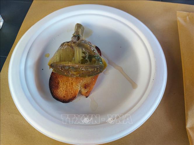 Món khai vị hoa Atiso hầm và bánh mì nướng. Ảnh: Dương Hoa - Pv TTXVN tại Italy