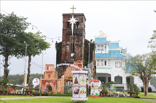 Trung tâm hành hương Đức Mẹ La Vang được trang trí công phu. Ảnh: Tường Vi - TTXVN