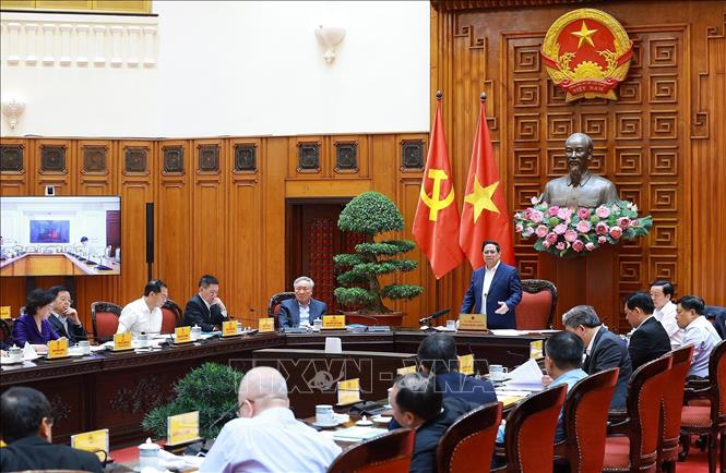 Thủ tướng  Phạm Minh Chính kết luận cuộc họp Thường trực Chính phủ về các dự án đường sắt trọng điểm. Ảnh: Dương Giang-TTXVN 
