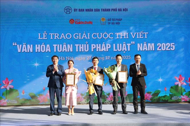Ban tổ chức trao Giấy chứng nhận cho các đơn vị. Ảnh: TTXVN phát