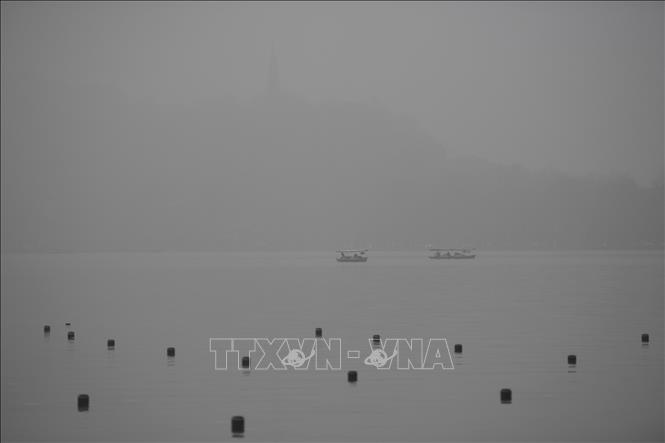 (Tư liệu) Khói mù ô nhiễm bao phủ bầu trời tại Hàng Châu, tỉnh Chiết Giang, Trung Quốc. Ảnh: THX/TTXVN