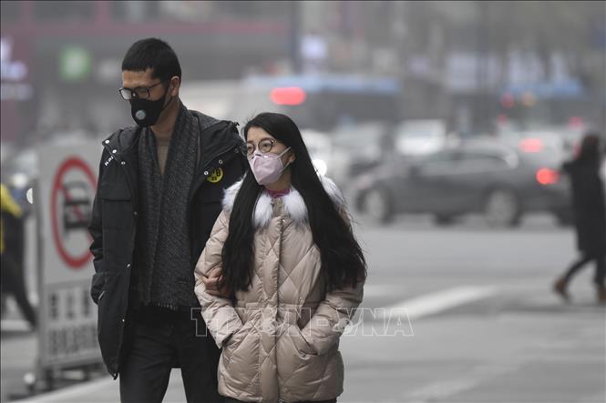 Người dân đeo khẩu trang để phòng tránh tác hại của ô nhiễm không khí tại Hàng Châu, tỉnh Chiết Giang, Trung Quốc. Ảnh: THX/TTXVN
