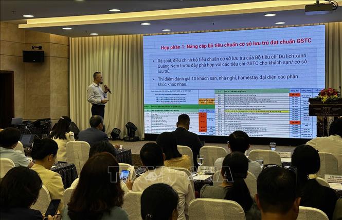 Đại biểu chia sẻ các thông tin về phát triển du lịch xanh tại hội nghị. Ảnh: Trần Lê Lâm - TTXVN 