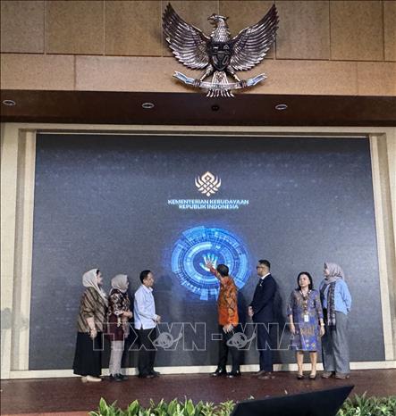 Bộ trưởng Văn hóa Indonesia, Tiến sĩ Fadli Zone bấm nút khai trương Nền tảng “Đọc Indonesia”. Ảnh: Đỗ Quyên – PV TTXVN tại Indonesia