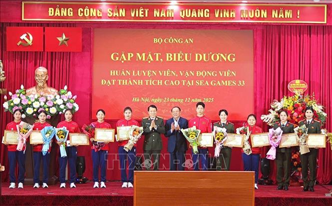 Coaches and athletes receive the certificates of merit at the programme. VNA Photo: Nam Sương