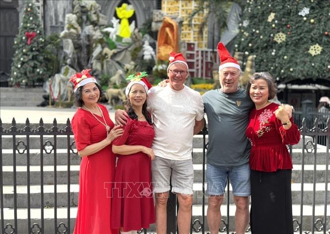 Nhiều du khách nước ngoài chọn Thủ đô là điểm đến tin cậy và an toàn mừng Giáng sinh. Ảnh: Quốc Lũy - TXVN