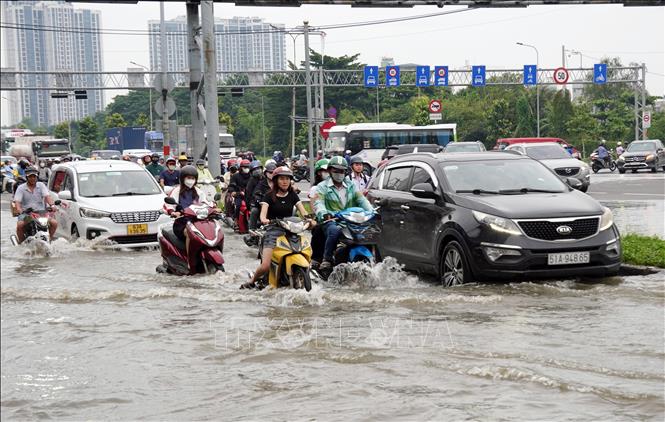  Một đoạn đường Nguyễn Văn Linh cũng bị ngập khi triều cường bắt đầu dâng lên. Ảnh: Trung Tuyến - TTXVN