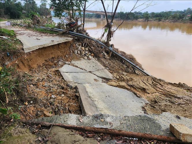  Tỉnh lộ 13 bị sạt lở nghiêm trọng, gây chia cắt giao thông. Ảnh: Mai Trang - TTXVN 