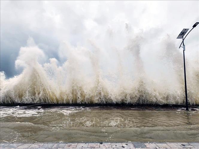 Triều cường dâng cao, sóng biển đánh mạnh dữ dội ở vùng biển Cô Tô (Quảng Ninh). Ảnh: TTXVN 