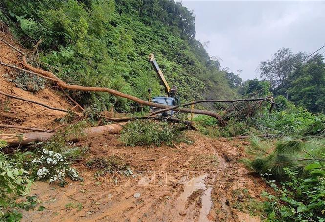  Lực lượng chức năng đang triển khai xử lý một điểm sạt lở trên Tỉnh lộ 673 để các phương tiện lưu thông. Ảnh: TTXVN