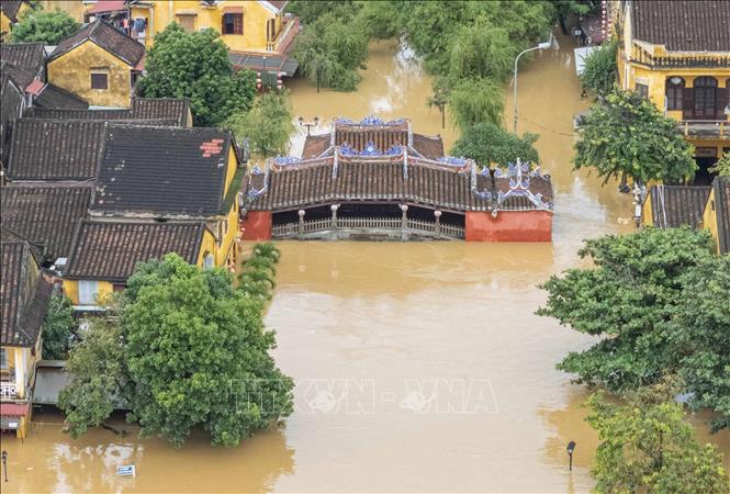  Chùa Cầu (cầu Nhật Bản) - biểu tượng của Hội An bị ngập lên gần mái trong đợt mưa lũ lịch sử. Ảnh: Anh Dũng - TTXVN