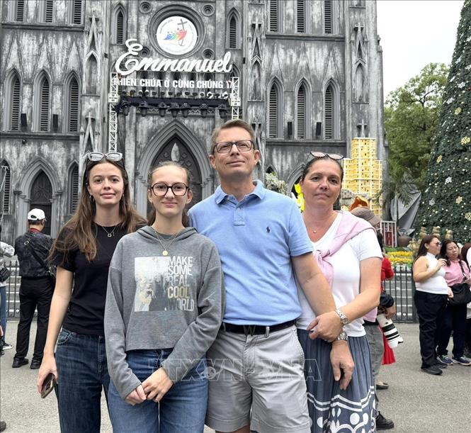 Nhiều du khách nước ngoài chọn Thủ đô là điểm đến tin cậy và an toàn mừng Giáng sinh. Ảnh: Quốc Lũy - TXVN