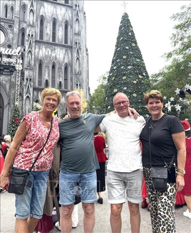 Nhiều du khách nước ngoài chọn Thủ đô là điểm đến tin cậy và an toàn mừng Giáng sinh. Ảnh: Quốc Lũy - TXVN