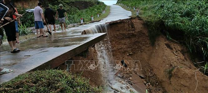  Sạt lở nghiêm trọng tại tuyến đường Đại Phong, xã Tiên Yên, Quảng Ninh.  Ảnh: TTXVN 