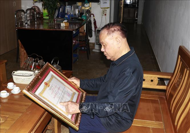 Kỹ sư Vũ Hữu Lê được nhận Huân chương Lao động hạng Nhì, hạng Ba của Chủ tịch nước; Bằng Lao động sáng tạo của Tổng Liên đoàn Lao động Việt Nam cùng nhiều Bằng khen của Trung ương và tỉnh. Ảnh: Đinh Thùy - TTXVN