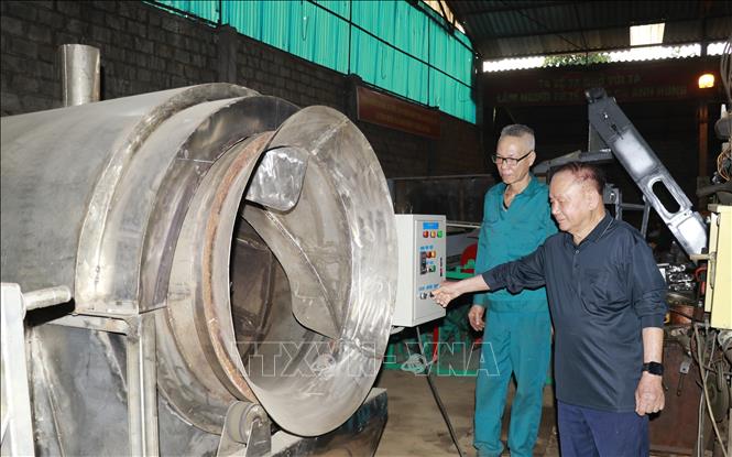 Trong 20 năm xây dựng và phát triển, Công ty TNHH Cơ khí và Xây lắp Hồng Hà và cá nhân kỹ sư Vũ Hữu Lê tham gia 10 Hội thi sáng tạo kỹ thuật tỉnh Lào Cai và đều đạt giải cao. Ảnh: Đinh Thùy - TTXVN