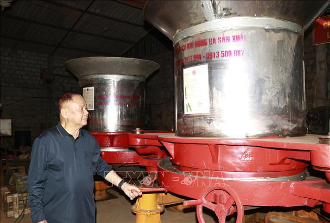 Năm 2022, kỹ sư Vũ Hữu Lê nghiên cứu, chế tạo thành công và đưa ra thị trường máy vò chè đa năng với công suất 220 kg/lần vò cho cả loại chè xanh, chè đen. Ảnh: Đinh Thùy - TTXVN