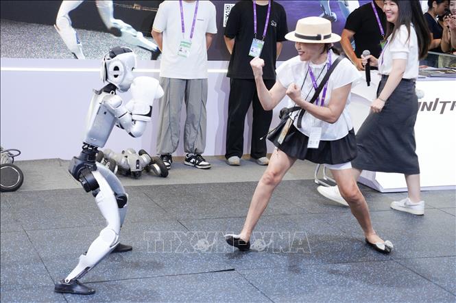 Trí tuệ nhân tạo (AI) len lỏi vào mọi lĩnh vực, từ kinh doanh, giáo dục, y tế đến nông nghiệp, buộc con người phải nhanh chóng thích nghi với một thế giới do công nghệ dẫn dắt. Đây không chỉ là sự tiến hóa mà còn là một cuộc cách mạng toàn diện, mở ra chương mới đầy triển vọng – và cả thách thức – cho nhân loại. Ảnh: Robot trình diễn đấm bốc tại triển lãm Trung Quốc - ASEAN lần thứ 22 ở Nam Ninh, khu tự trị dân tộc Choang Quảng Tây, Trung Quốc, ngày 19/9/2025. THX/TTXVN