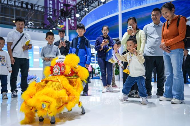 Trí tuệ nhân tạo (AI) len lỏi vào mọi lĩnh vực, từ kinh doanh, giáo dục, y tế đến nông nghiệp, buộc con người phải nhanh chóng thích nghi với một thế giới do công nghệ dẫn dắt. Đây không chỉ là sự tiến hóa mà còn là một cuộc cách mạng toàn diện, mở ra chương mới đầy triển vọng – và cả thách thức – cho nhân loại. Ảnh: Chú chó robot trình diễn tại Hội chợ Trung Quốc - Nam Á lần thứ 9 ở Côn Minh, tỉnh Vân Nam, Trung Quốc, ngày 22/6/2025. THX/TTXVN