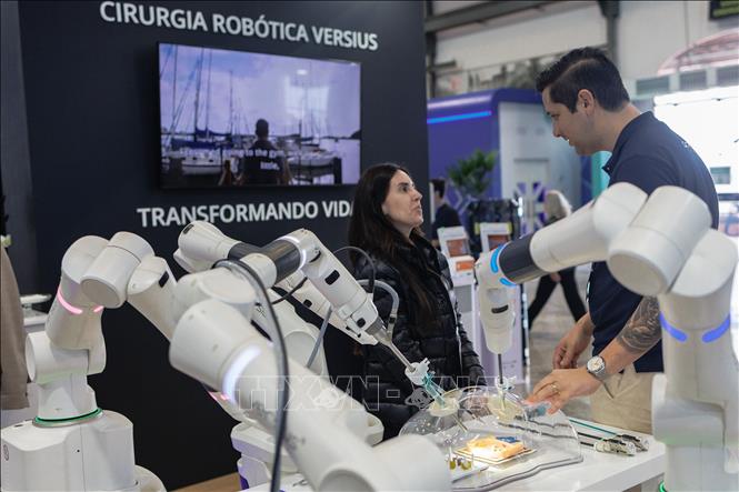 Trí tuệ nhân tạo (AI) len lỏi vào mọi lĩnh vực, từ kinh doanh, giáo dục, y tế đến nông nghiệp, buộc con người phải nhanh chóng thích nghi với một thế giới do công nghệ dẫn dắt. Đây không chỉ là sự tiến hóa mà còn là một cuộc cách mạng toàn diện, mở ra chương mới đầy triển vọng – và cả thách thức – cho nhân loại. Ảnh: Robot phẫu thuật được giới thiệu tại Tuần lễ Sáng tạo ở Rio de Janeiro, Brazil. THX/TTXVN