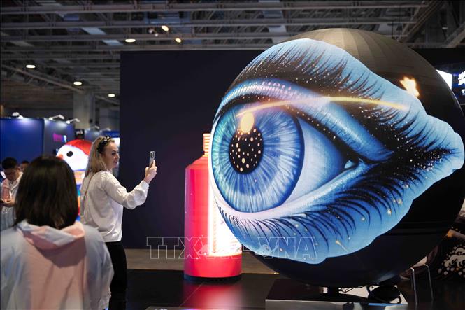 Trí tuệ nhân tạo (AI) len lỏi vào mọi lĩnh vực, từ kinh doanh, giáo dục, y tế đến nông nghiệp, buộc con người phải nhanh chóng thích nghi với một thế giới do công nghệ dẫn dắt. Đây không chỉ là sự tiến hóa mà còn là một cuộc cách mạng toàn diện, mở ra chương mới đầy triển vọng – và cả thách thức – cho nhân loại. Ảnh: Công nghệ AI được giới thiệu tại Triển lãm Máy móc và Điện tử AI ở Macao (Trung Quốc). THX/TTXVN
