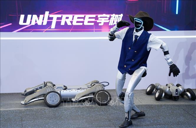 Những ban nhạc hoàn toàn do trí tuệ nhân tạo (AI) tạo ra đang khuynh đảo các nền tảng phát nhạc trực tuyến, báo hiệu một kỷ nguyên mới nơi công việc dành cho các nhạc sĩ trở nên khan hiếm hơn bao giờ hết. Ảnh: Robot trình diễn một điệu nhảy tại trung tâm hội nghị và triển lãm quốc tế Nam Ninh, khu tự trị dân tộc Choang Quảng Tây, Trung Quốc. THX/TTXVN