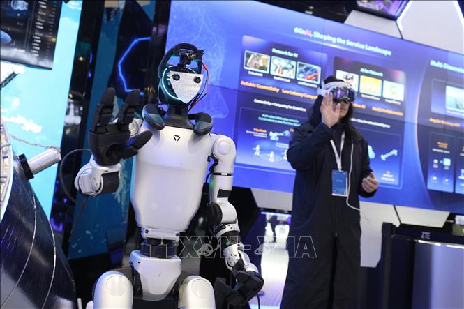 Trí tuệ nhân tạo (AI) len lỏi vào mọi lĩnh vực, từ kinh doanh, giáo dục, y tế đến nông nghiệp, buộc con người phải nhanh chóng thích nghi với một thế giới do công nghệ dẫn dắt. Đây không chỉ là sự tiến hóa mà còn là một cuộc cách mạng toàn diện, mở ra chương mới đầy triển vọng – và cả thách thức – cho nhân loại. Ảnh: Robot được giới thiệu tại Hội nghị di động thế giới ở Barcelona, Tây Ban Nha. THX/TTXVN