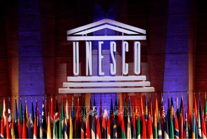 Ngày 24/6/2025, Diễn đàn toàn cầu lần thứ 3 về Đạo đức Trí tuệ Nhân tạo (AI) do UNESCO tổ chức chính thức khai mạc, quy tụ hơn 800 đại biểu đến từ 194 quốc gia thành. Đây là một trong những nỗ lực quan trọng của Tổ chức Giáo dục, Khoa học và Văn hoá của Liên Hợp Quốc nhằm định hình tương lai của AI dựa trên các giá trị đạo đức toàn cầu. Ảnh: Biểu tượng UNESCO tại Paris, Pháp. REUTERS/TTXVN