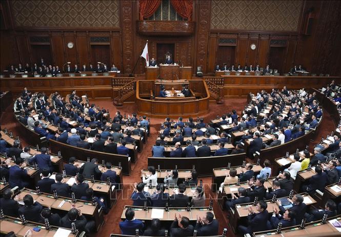 Ngày 28/5/2025, Quốc hội Nhật Bản đã ban hành đạo luật đầu tiên nhằm thúc đẩy sử dụng và phát triển công nghệ Trí tuệ Nhân tạo (AI) một cách an toàn, giải quyết những lo ngại về rủi ro như sự lan truyền thông tin sai lệch và thông tin sai lệch. Trong ảnh: Toàn cảnh phiên họp Quốc hội Nhật Bản tại thủ đô Tokyo. Ảnh: Kyodo/TTXVN