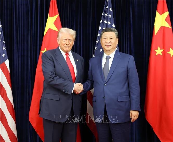 Cuộc hội đàm trực tiếp đầu tiên sau 6 năm giữa Tổng thống Mỹ Donald Trump (trái) và Chủ tịch Trung Quốc Tập Cận Bình ngày 30/10/2025 đã kết thúc tại thành phố Busan, Hàn Quốc. Tổng thống Trump khẳng định ông đã đồng ý giảm 10% thuế quan đối với hàng hóa nhập khẩu từ Trung Quốc, qua đó đưa tổng mức thuế của Mỹ đối với hàng hóa Trung Quốc xuống còn khoảng 47%. Đổi lại Trung Quốc sẽ nối lại nhập khẩu đậu tương Mỹ, duy trì nguồn cung đất hiếm và tăng cường trấn áp hoạt động buôn bán fentanyl trái phép. Ảnh:  THX/TTXVN
