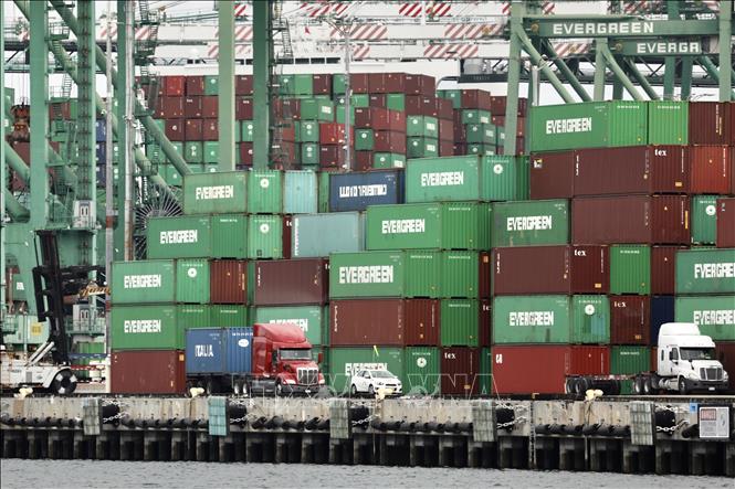 Mỹ và Trung Quốc ngày 11/5/2025 đã đạt được nhất trí về việc giảm thuế đánh vào hàng hóa của nhau sau khi phái đoàn hai nước kết thúc cuộc đàm phán cấp cao 2 ngày ở Geneva, Thụy Sĩ. Cụ thể, Mỹ giảm thuế đối với hàng hóa Trung Quốc từ 145% xuống còn 30% trong 90 ngày. Đổi lại, Trung Quốc giảm thuế đối với hàng hóa Mỹ từ 125% xuống 10% trong cùng thời gian trên. Phát biểu trước báo giới tại Geneva, Bộ trưởng Tài chính Mỹ Scott Bessent thông báo hai bên cam kết sẽ thực hiện đầy đủ các biện pháp trên trước ngày 14/5 và kéo dài trong 90 ngày. Ảnh: Quang cảnh cảng hàng hóa tại Los Angeles, Mỹ. Ảnh: THX/TTXVN