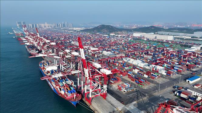 Mỹ và Trung Quốc ngày 11/5/2025 đã đạt được nhất trí về việc giảm thuế đánh vào hàng hóa của nhau sau khi phái đoàn hai nước kết thúc cuộc đàm phán cấp cao 2 ngày ở Geneva, Thụy Sĩ. Cụ thể, Mỹ giảm thuế đối với hàng hóa Trung Quốc từ 145% xuống còn 30% trong 90 ngày. Đổi lại, Trung Quốc giảm thuế đối với hàng hóa Mỹ từ 125% xuống 10% trong cùng thời gian trên. Phát biểu trước báo giới tại Geneva, Bộ trưởng Tài chính Mỹ Scott Bessent thông báo hai bên cam kết sẽ thực hiện đầy đủ các biện pháp trên trước ngày 14/5 và kéo dài trong 90 ngày. Ảnh: Cảng hàng hóa ở tỉnh Sơn Đông, Trung Quốc. Ảnh: THX/TTXVN