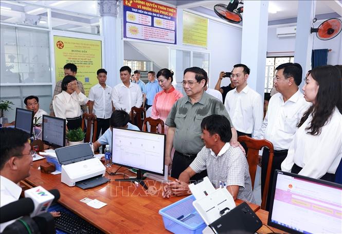 Prime Minister Pham Minh Chinh inspects the operation of the two-tier local administration model in Thoi Son ward, An Giang province. VNA Photo