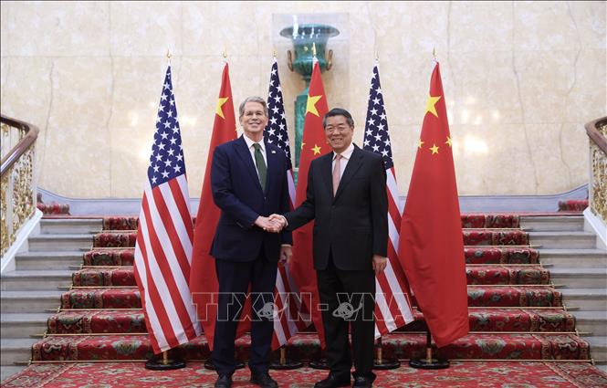 Ngày 23/7/2025, Bộ trưởng Tài chính Mỹ Scott Bessent cho biết thời hạn áp dụng trở lại mức thuế cao hơn trong thỏa thuận thương mại giữa Mỹ và Trung Quốc có thể được gia hạn theo “từng giai đoạn 90 ngày”, trong bối cảnh hai nước chuẩn bị bước vào vòng đàm phán tiếp theo tại Thụy Điển vào ngày 28-29/7. Ảnh: Bộ trưởng Tài chính Mỹ Scott Bessent (trái) và Phó Thủ tướng Trung Quốc Hà Lập Phong tại cuộc đàm phán thương mại ở London, Anh ngày 9/6/2025. Ảnh: THX/TTXVN