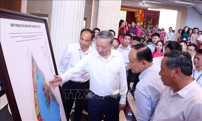 Party General Secretary To Lam inspects the operation of the two-tier local administration model in Tay Ho ward, Hanoi. VNA Photo