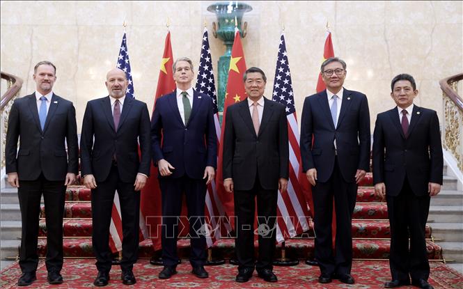 Ngày 28/7/2025, các quan chức cấp cao phụ trách vấn đề kinh tế của Mỹ và Trung Quốc đã bắt đầu vòng đàm phán mới về thương mại tại thủ đô Stockholm, Thụy Điển. Vòng đàm phán này được cho là hướng tới mục tiêu gia hạn thêm 3 tháng cho thỏa thuận đình chiến thương mại, đồng thời ngăn chặn nguy cơ tái áp thuế ở mức cao. Ảnh: Phái đoàn Mỹ và Trung Quốc tại vòng đàm phán thương mại ở London, Anh ngày 9/6/2025. Ảnh: THX/TTXVN
