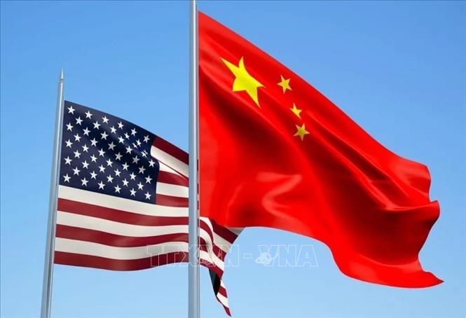 Ngày 9/4/2025, Bộ Thương mại Trung Quốc thông báo sẽ tăng mức thuế đối với hàng hóa Mỹ lên 84% kể từ ngày 10/4, tăng từ mức 34% thông báo trước đó. Thông báo được đưa ra trong bối cảnh Mỹ bắt đầu áp thuế 104% đối với hàng hóa Trung Quốc từ ngày 9/4 theo giờ Mỹ. Ảnh: Quốc kỳ Mỹ (trái) và quốc kỳ Trung Quốc. Ảnh: AZERTAC/TTXVN