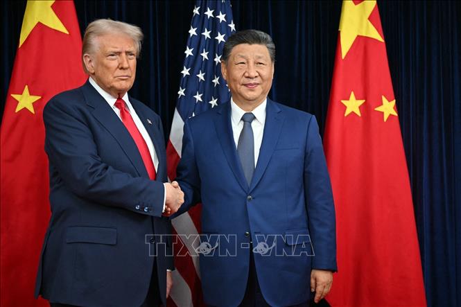 Ngày 30/10, phát biểu tại cuộc hội đàm với Tổng thống Mỹ Donald Trump (trái) ở Busan (Hàn Quốc), Chủ tịch Trung Quốc Tập Cận Bình (phải) khẳng định sẵn sàng tiếp tục hợp tác với Tổng thống Trump để đặt nền móng vững chắc cho quan hệ Trung-Mỹ và tạo môi trường thuận lợi cho sự phát triển của cả hai nước. Ảnh: THX/TTXVN