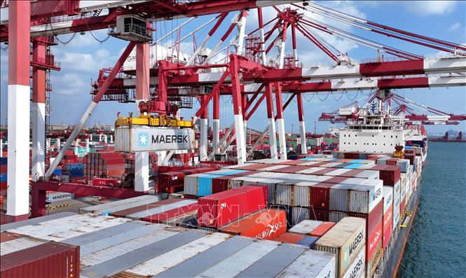 Ngày 1/11/2025, Nhà Trắng công bố chi tiết về thỏa thuận mà Mỹ và Trung Quốc vừa đạt được trong cuộc gặp giữa Tổng thống Mỹ Donald Trump và Chủ tịch Trung Quốc Tập Cận Bình nhằm hạ nhiệt căng thẳng thương mại giữa hai nền kinh tế lớn của thế giới. Thỏa thuận bao gồm việc Mỹ giảm thuế quan và Trung Quốc tạm dừng các hạn chế mới đối với khoáng sản đất hiếm và nam châm. Mỹ sẽ giảm 10% thuế quan đối với hàng hóa nhập khẩu từ Trung Quốc, qua đó đưa tổng mức thuế của Mỹ đối với hàng hóa Trung Quốc từ 57% xuống còn khoảng 47%. Ảnh: Cảng hàng hóa tại Thanh Đảo, tỉnh Sơn Đông, Trung Quốc. Ảnh: THX/TTXVN