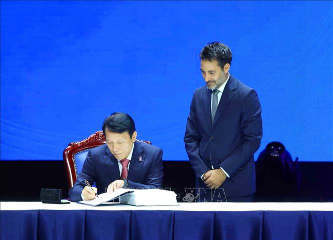 Vietnamese Minister of Public Security Luong Tam Quang signs the United Nations Convention against Cybercrime. VNA Photo: Phương Hoa 