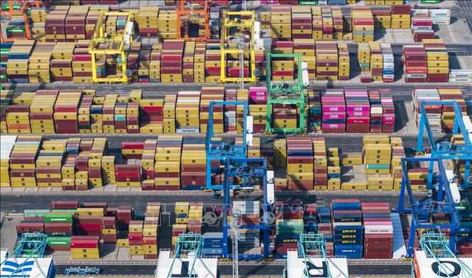 Ngày 11/4/2025, Trung Quốc thông báo sẽ áp dụng thuế bổ sung đối với hàng hóa nhập khẩu của Mỹ lên mức 125%. Động thái này diễn ra sau khi chính quyền của Tổng thống Mỹ Donald Trump xác nhận tổng mức thuế quan đối với hàng hóa Trung Quốc là 145%. Ảnh: Cảng hàng hóa ở Thiên Tân, Trung Quốc. THX/TTXVN