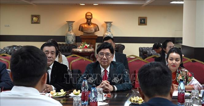 VAA President Nguyen Truong Son (C) speaks at the seminar. VNA Photo: Trần Hải 