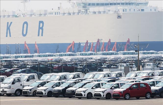 Theo số liệu công bố ngày 21/9/2025 của Phòng Thương mại và Công nghiệp Hàn Quốc (KCCI), thuế quan của Mỹ áp lên hàng hóa nhập khẩu từ Hàn Quốc trong quý II/2025 đã tăng gấp 47 lần so với thời kỳ trước chính quyền Tổng thống Mỹ Donald Trump, mức tăng mạnh nhất trong số các đối tác thương mại của Washington. So với quý IV/2024, mức thuế đối với hàng nhập khẩu Hàn Quốc tăng thêm 3,23 tỷ USD, tương đương mức tăng 47,1 lần – cao nhất trong nhóm 10 đối tác chính. Ảnh: Cảng hàng hóa ở Pyeongtaek, Hàn Quốc. Ảnh: Yonhap/TTXVN